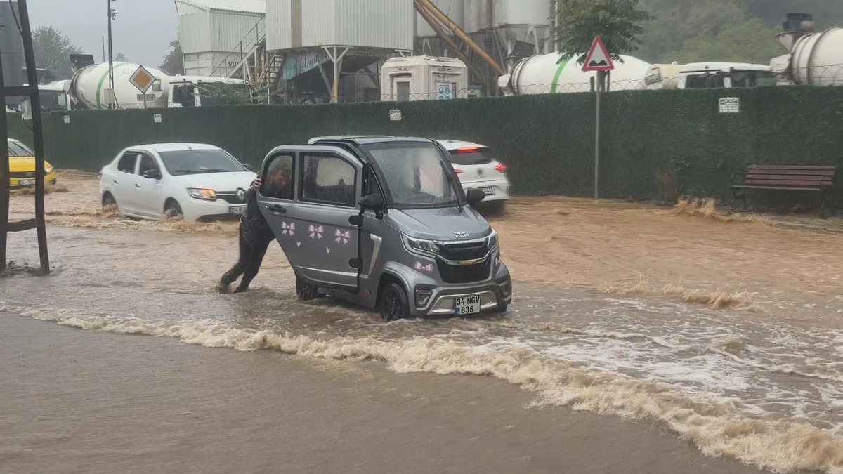 Beykoz\'da sağanak yolları su altında bıraktı, sürücüler araçlarını iterek ilerledi