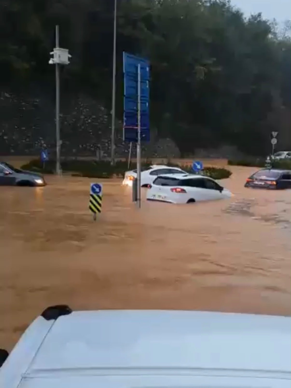 Beykoz\'da sağanakta araçlar su birikintisinde kalırken bazı kişiler mahsur kaldı