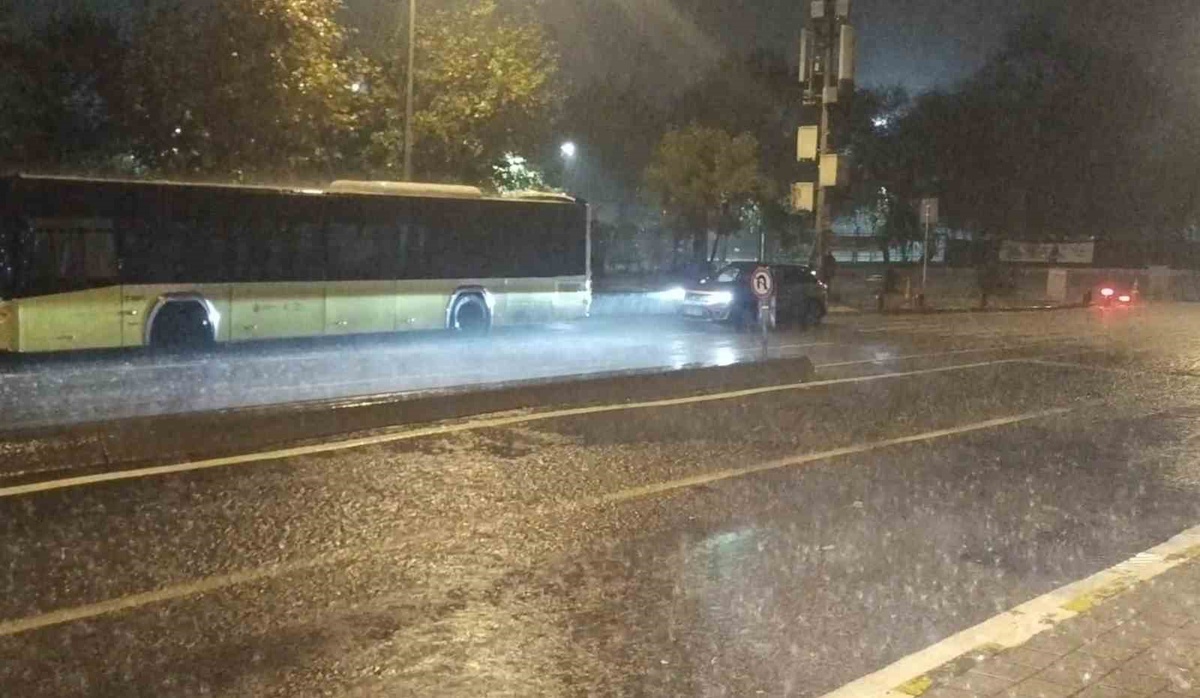 Beykoz\'da sağanak yolları göle çevirdi, sürücüler araçlarıyla ilerlemekte zorlandı