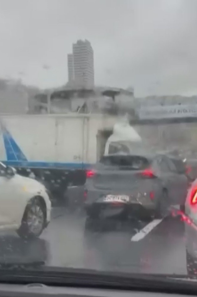 Beylikdüzü'nde metrobüs bariyerine çarpan kamyonet D-100 trafiğini yoğunlaştırdı