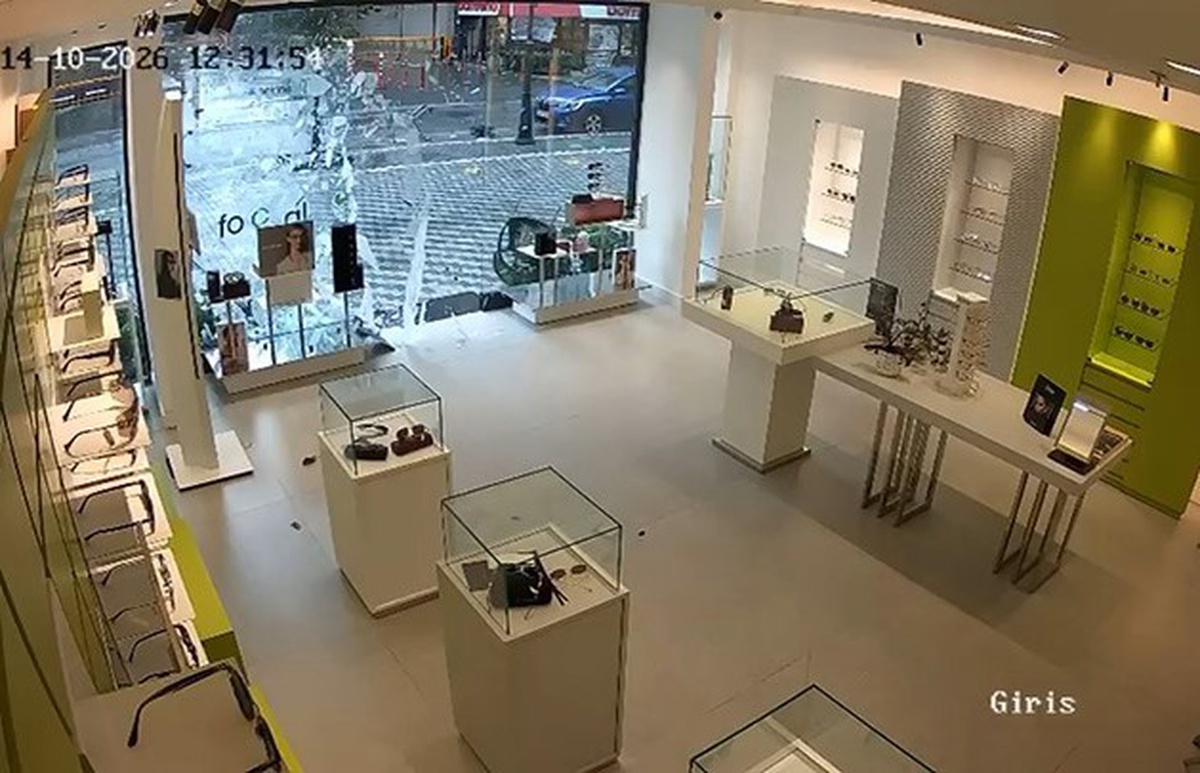 Beylikdüzü\'nde şiddetli rüzgar gözlükçünün cam kapısını vitrine çarparak kırdı