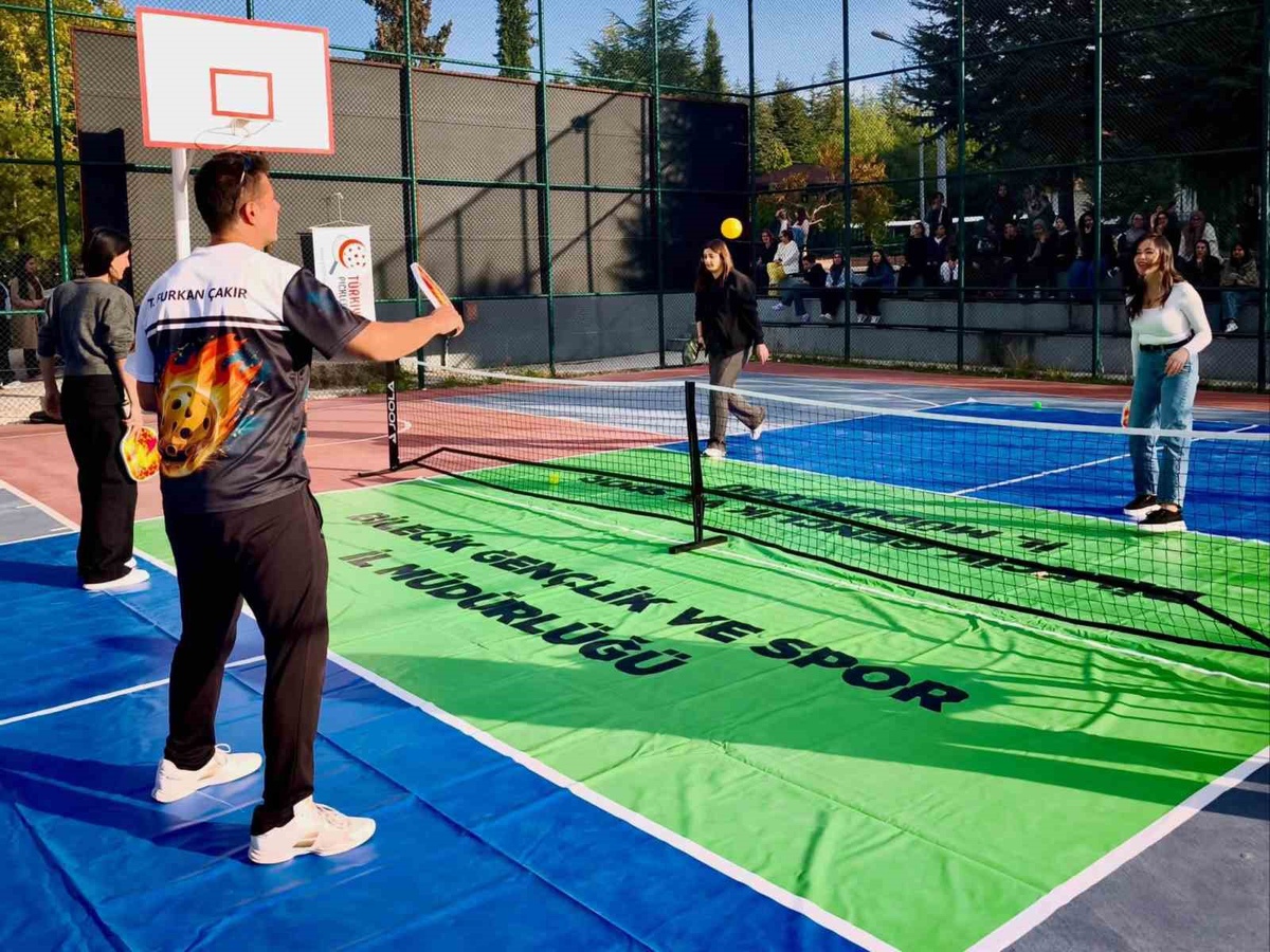 Bilecik\'te yurt öğrencileri pickleball tanıtımında farklı spor dalıyla buluştu