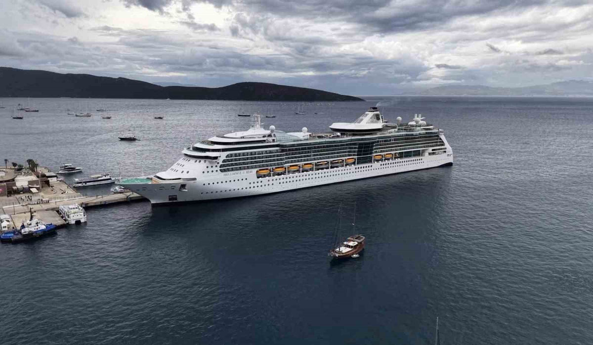 Bodrum Cruise Port\'a yanaşan iki kruvaziyer, ilçeye 2 bin 437 yolcu taşıdı