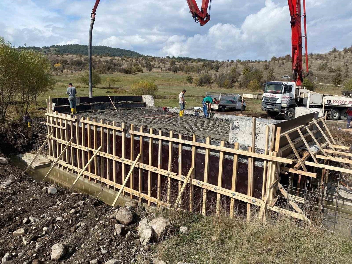 Bolu İl Özel İdaresince 6 noktada sel riski taşıyan eski menfez köprüleri yenileniyor