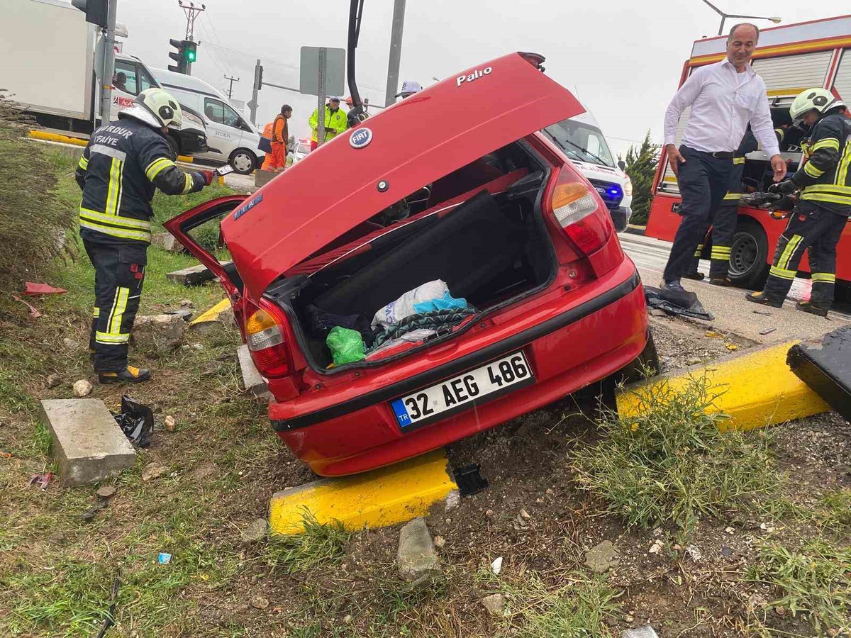 Burdur\'da yolcu otobüsü ile otomobil çarpıştı, otomobilde sıkışan 2 kişi yaralandı