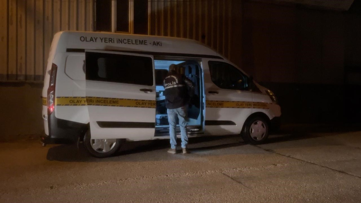 Bursa Mudanya\'da iş yerinde çatıya çıkan adam düşerek hayatını kaybetti