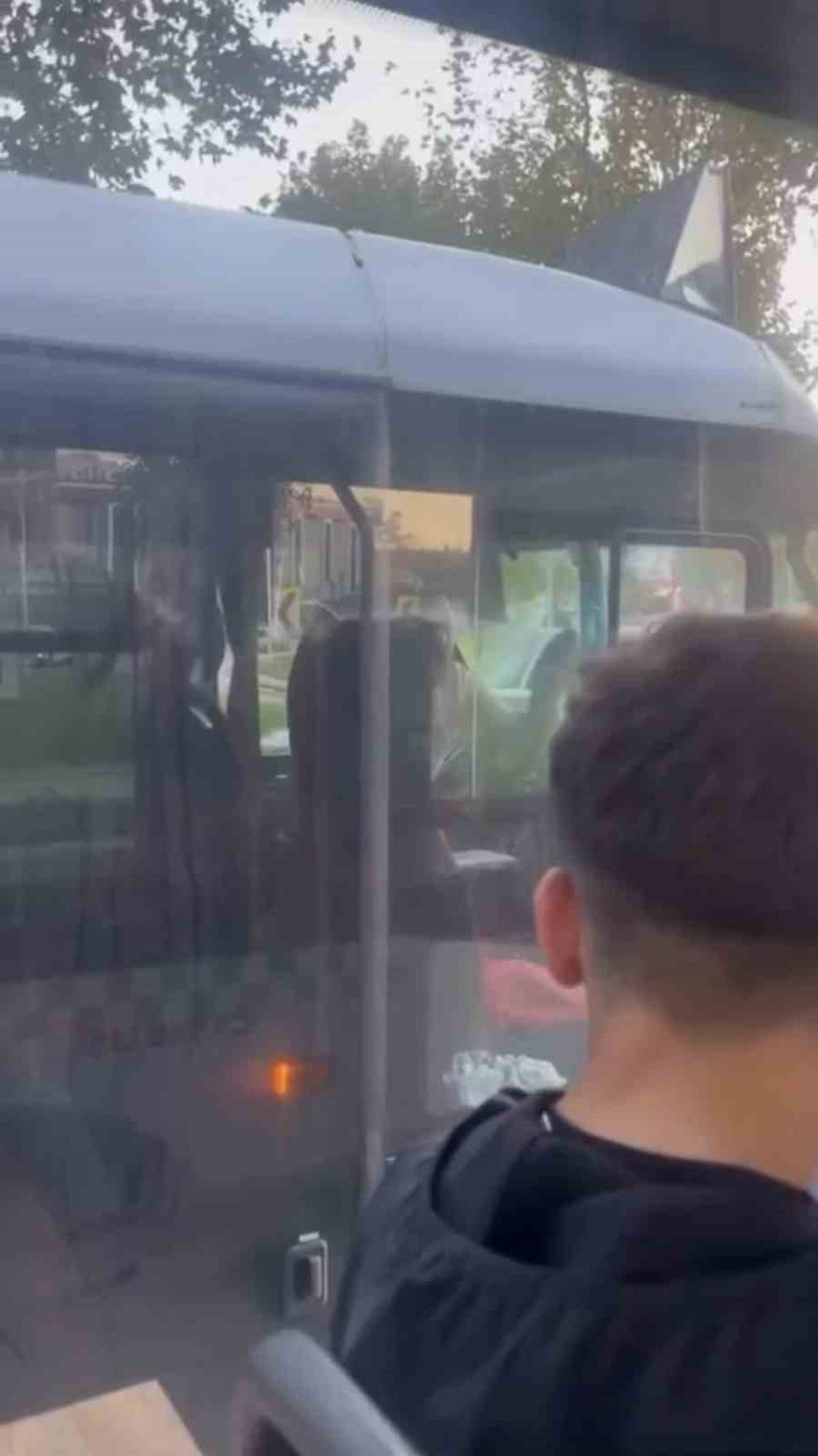 Bursa\'da otobüs ve minibüs şoförü arasında yol verme tartışması kamerada