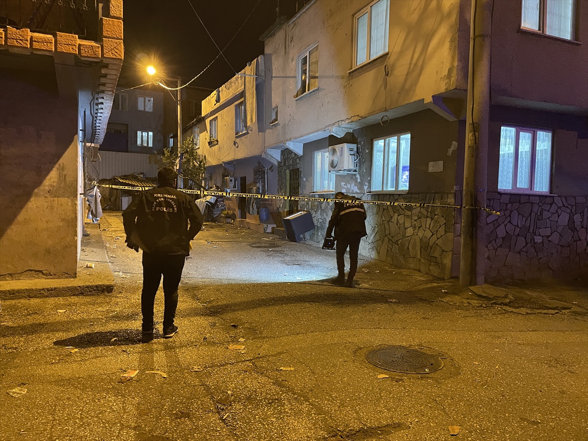 Bursa Yıldırım\'da polis, 15 yıl cezalı firariyi havaya ateş açan arkadaşıyla yakaladı