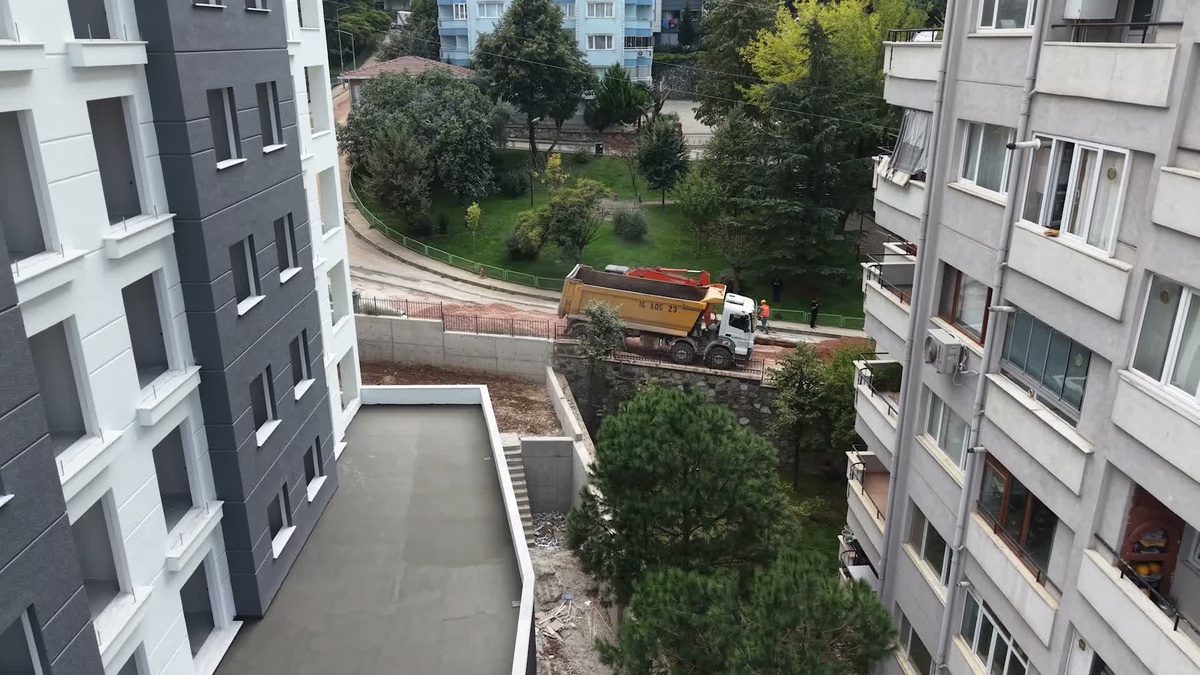 Bursa Yıldırım\'da 75. Yıl Mahallesi\'nde 400 metrelik yağmur suyu hattı inşa ediliyor