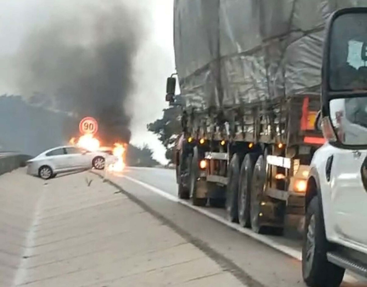 Çanakkale Güzelyalı\'da otomobilin motoru alev aldı, araç kullanılamaz hale geldi