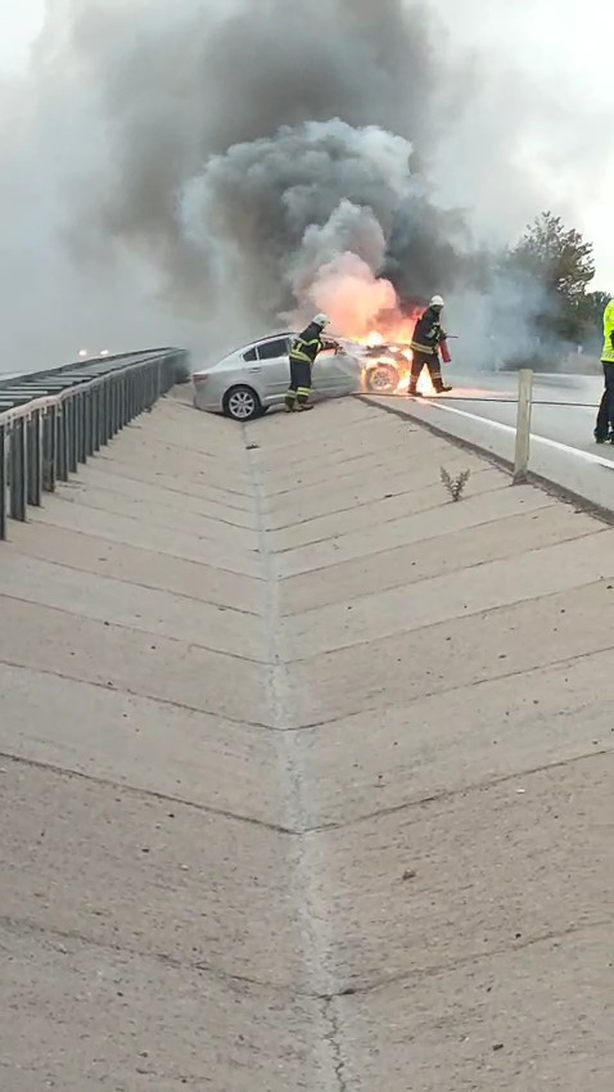 Çanakkale Güzelyalı\'da otomobilin motoru alev aldı, araç kullanılamaz hale geldi