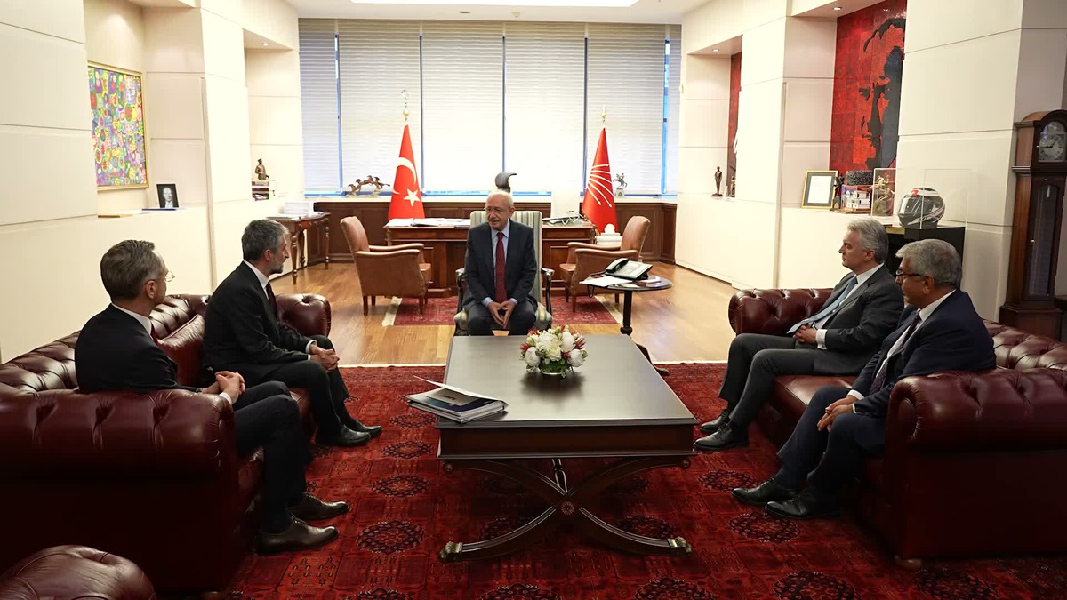 TÜSİAD Başkanı Ozan Diren, CHP Genel Merkezi\'nde Kılıçdaroğlu\'na raporları sundu