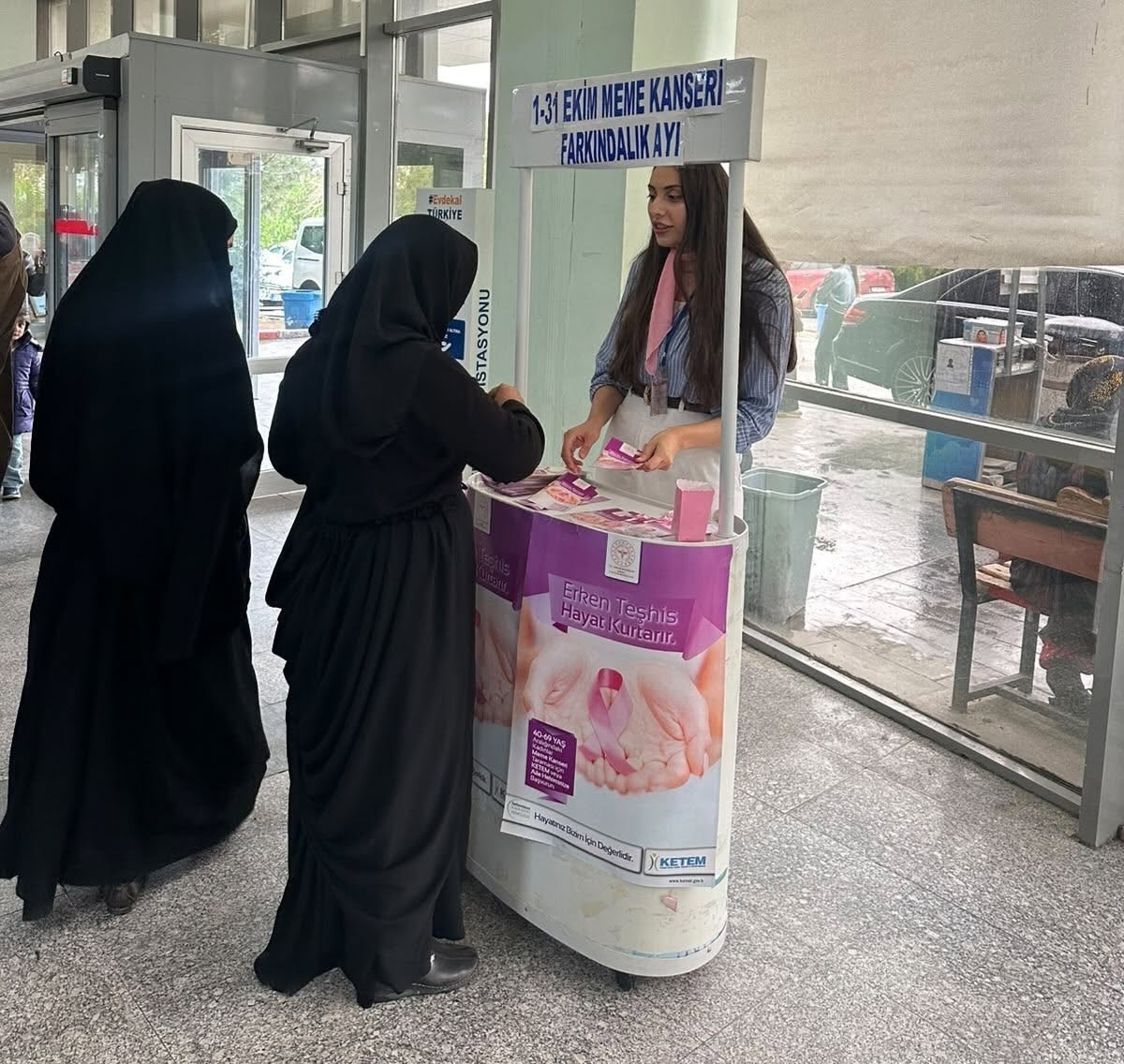 Çizre\'de sağlık ekipleri hastanede meme kanserinde erken teşhisi anlattı