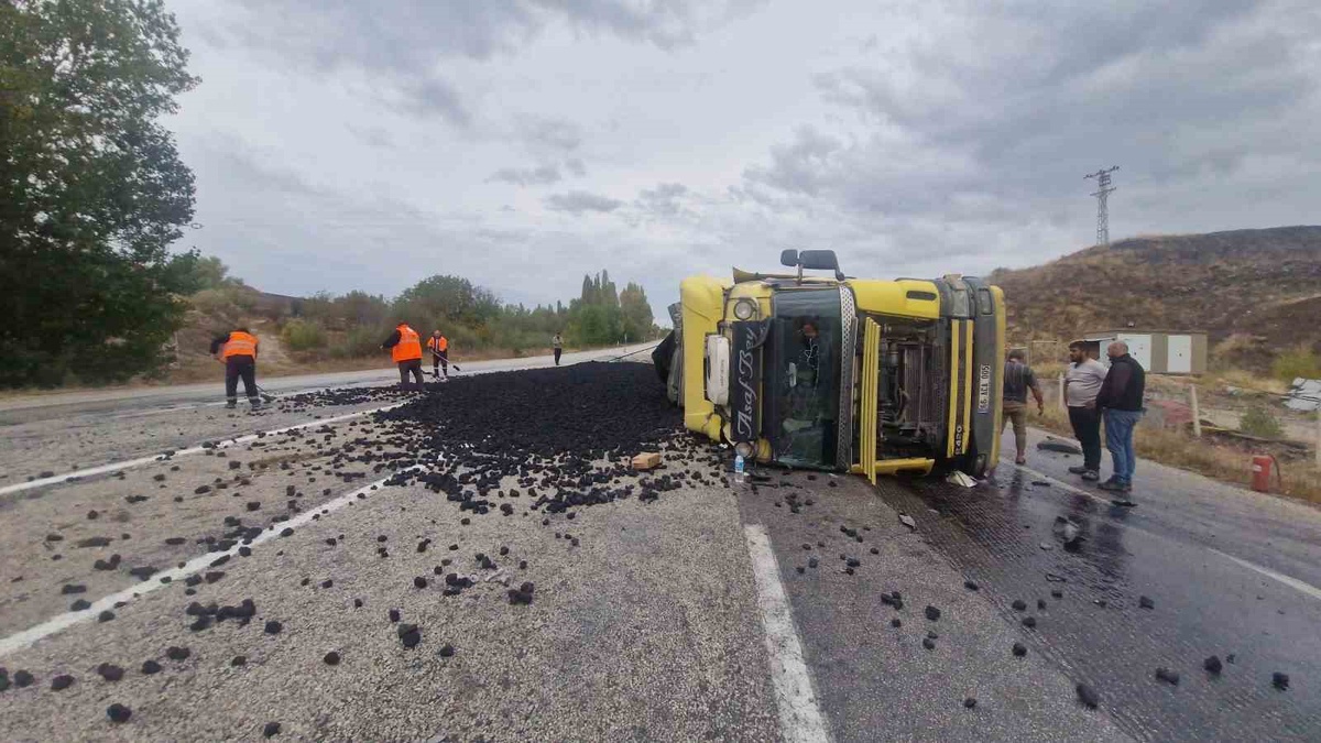 Çorum Alaca\'da devrilen kömür yüklü tır nedeniyle kapanan yol tek şeritten açıldı