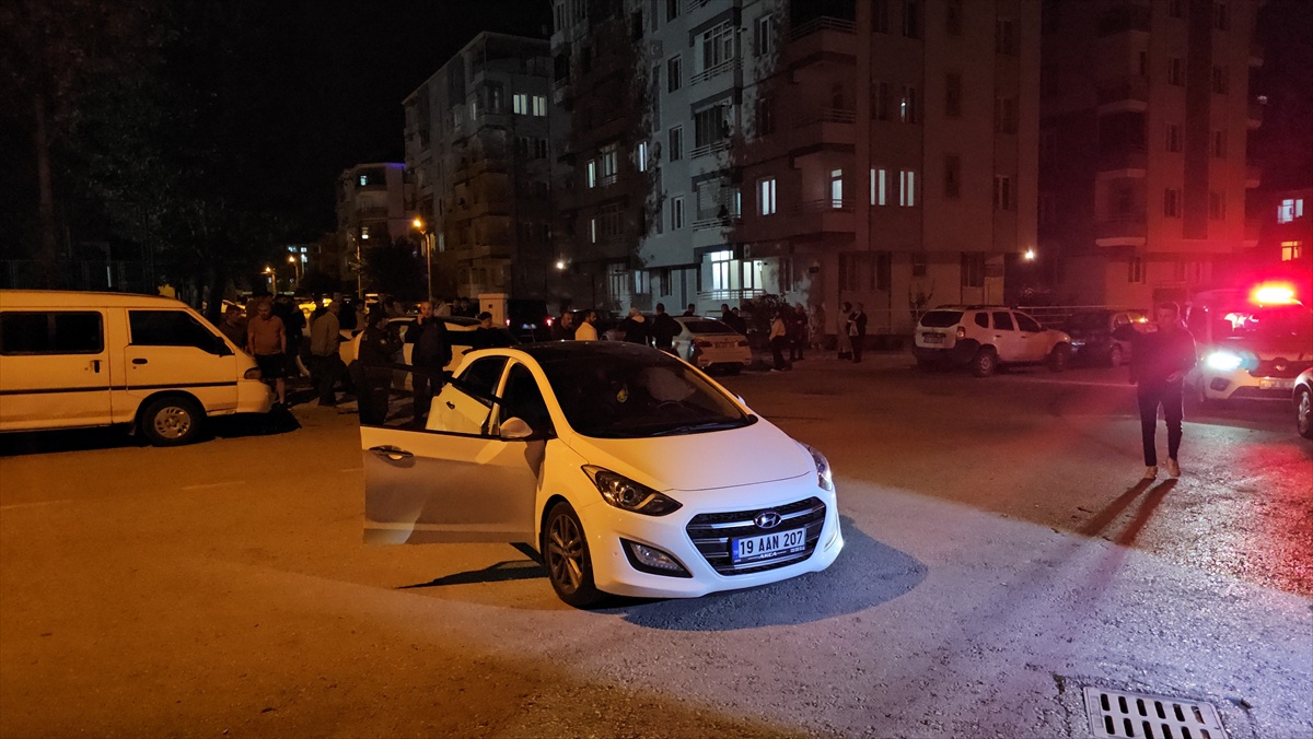 Çorum\'da çarpışan otomobillerden biri minibüse çarptı, kazada 4 kişi yaralandı