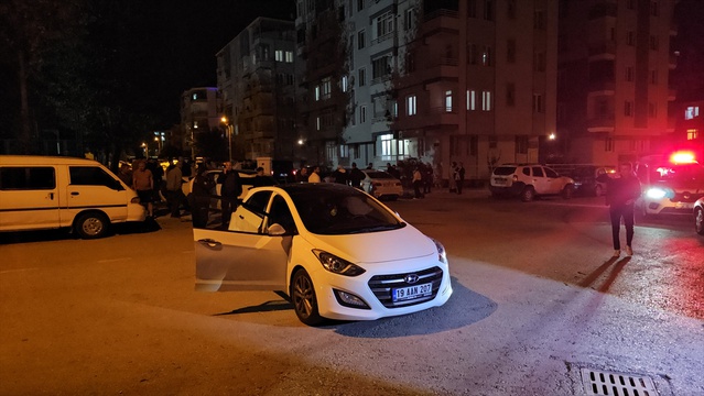 Çorum'da çarpışan otomobillerden biri minibüse çarptı, kazada 4 kişi yaralandı