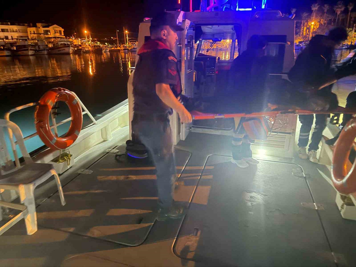 Sahil Güvenlik, Muğla Datça açığında rahatsızlanan vatandaşı denizden tahliye etti