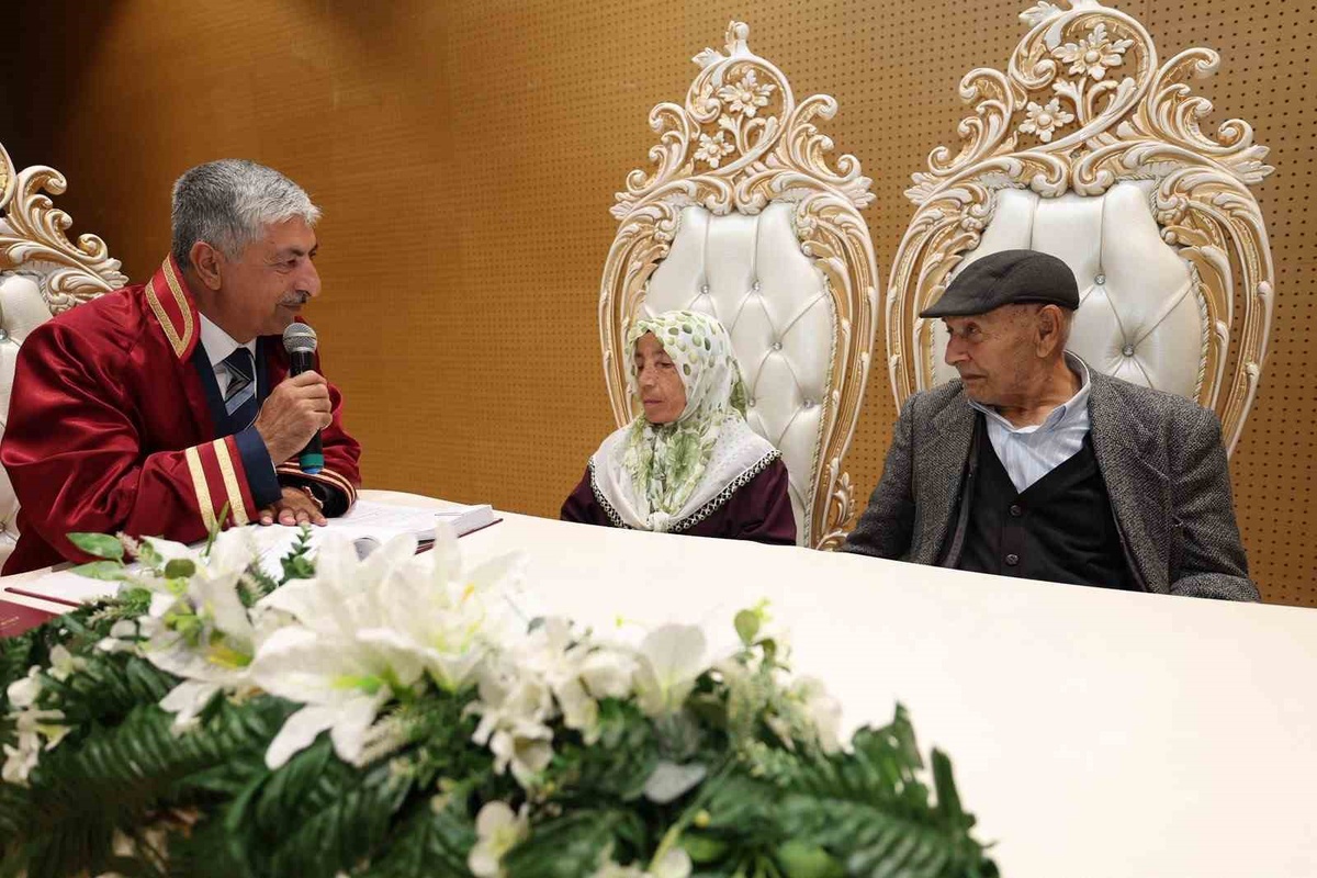 Dilovası Belediye Başkanı, 86 ve 72 yaşındaki çiftin nikahını kıydı