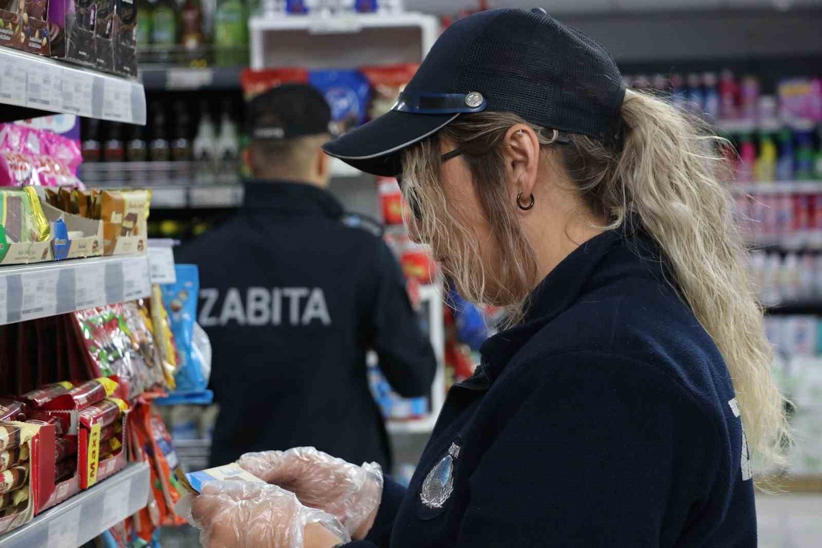 Düzce Cumayeri\'de zabıta, marketlerde etiket ve son kullanma tarihi denetimi yaptı