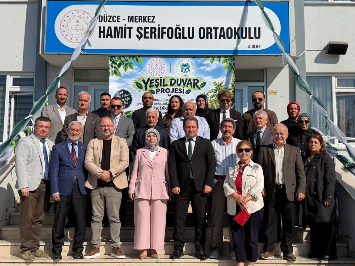 Düzce\'de okul bahçesine Yeşil Duvar Projesi kapsamında 90 leylandi fidanı dikildi