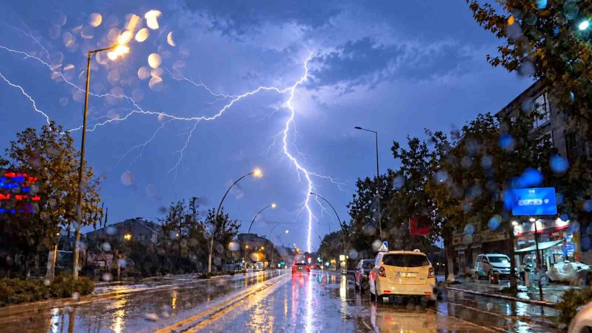 Düzce\'de gök gürültülü sağanak gece başladı, hafta boyunca etkili olacak