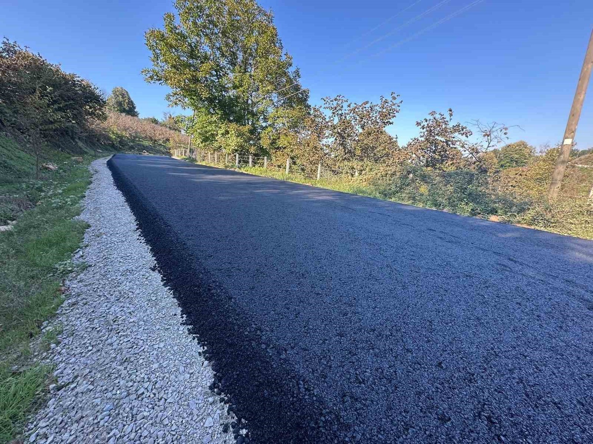 Düzce İl Özel İdaresi, Akçakoca\'da Fakıllı Mağarası yoluna sıcak asfalt serdi