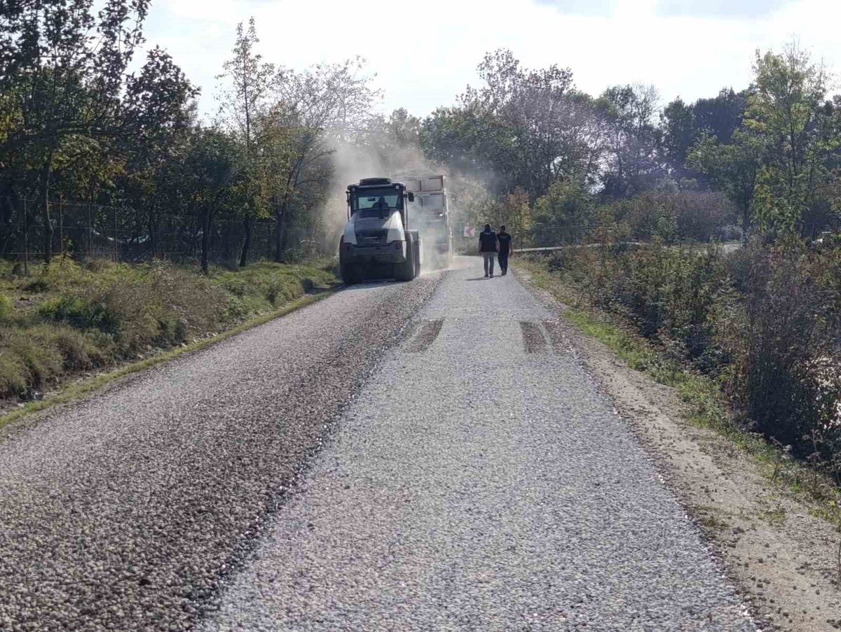 Düzce İl Özel İdaresi, Kaymakçı-Çalılık yolunda soğuk asfalt uygulamasına başladı
