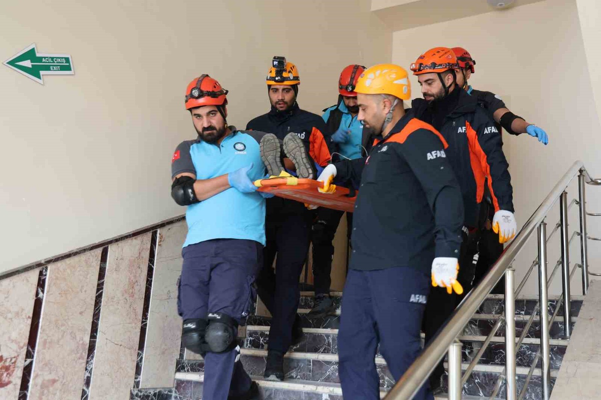 Elazığ\'da Fırat Üniversitesi Hastanesi tatbikatında yangın gerçeği aratmadı