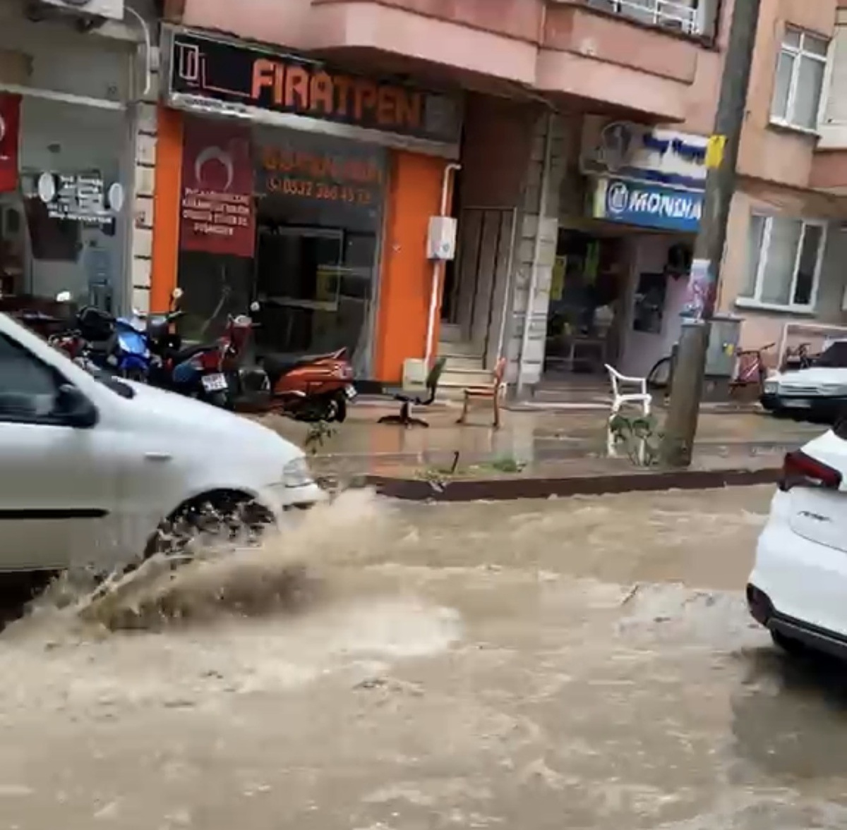 Erdek\'te her sağanakta aynı manzara yaşanıyor, Hükümet Caddesi suyla doluyor