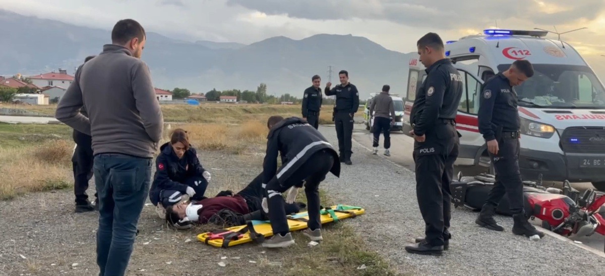 Erzincan\'da motosiklet sürücüsü dengesini kaybedince yol kenarına savrulup yaralandı