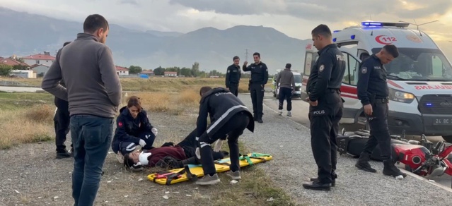 Erzincan'da motosiklet sürücüsü dengesini kaybedince yol kenarına savrulup yaralandı