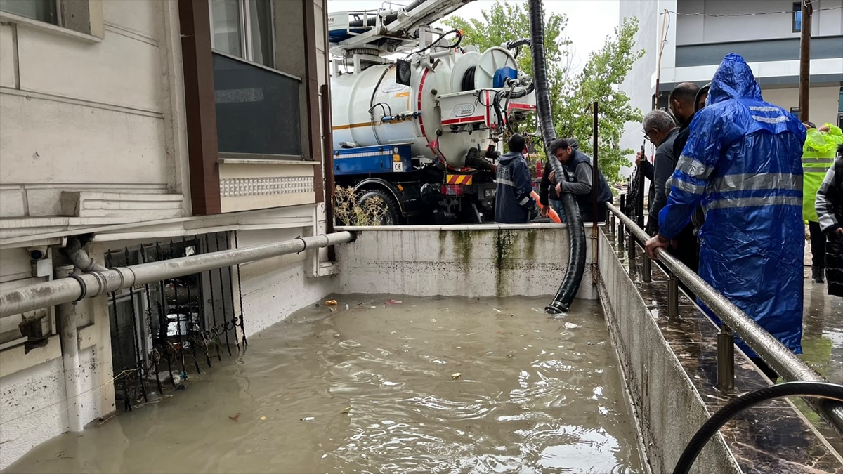 İstanbul Esenyurt\'ta sağanak sonrası su baskınlarına Esenyurt Belediyesi müdahale etti