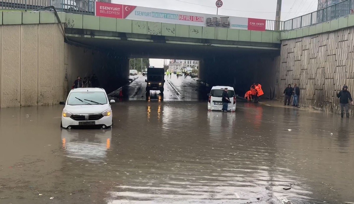Esenyurt\'ta sağanak alt geçidi doldurdu, sürücüler araçlarında mahsur kaldı