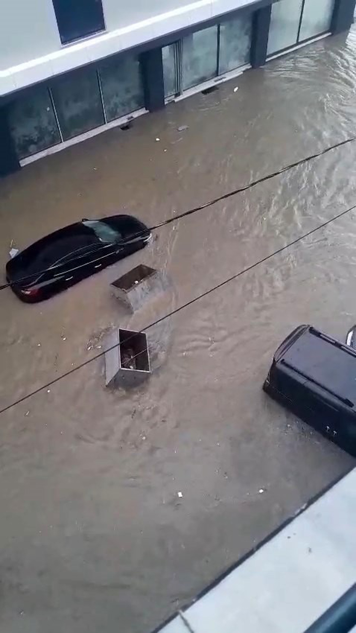 Esenyurt\'ta sağanak evleri ve yolları su bastı, araç üstünde kurtarılmayı beklediler