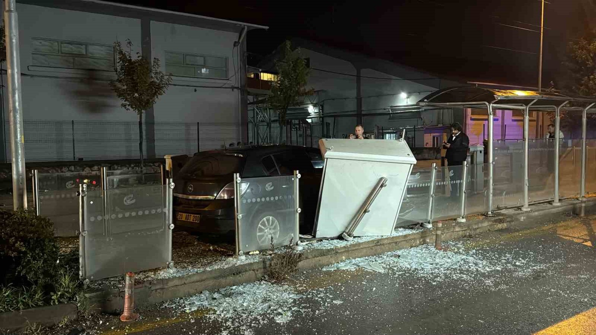Eskişehir\'de otomobil tramvay durağına girdi, araçta sıkışan 1 yaralı kurtarıldı