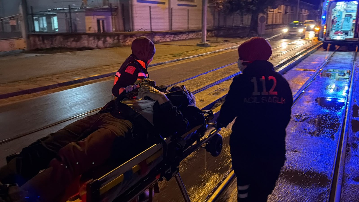 Eskişehir\'de refüjü aşan otomobil tramvay durağına daldı, sürücü hastaneye kaldırıldı