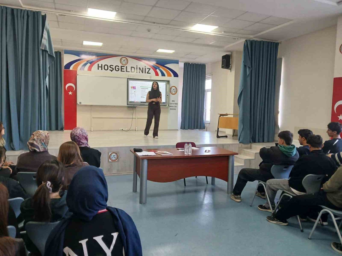 Eskişehir İnönü\'de öğrenci ve öğretmenlere dijital bağımlılık semineri düzenlendi