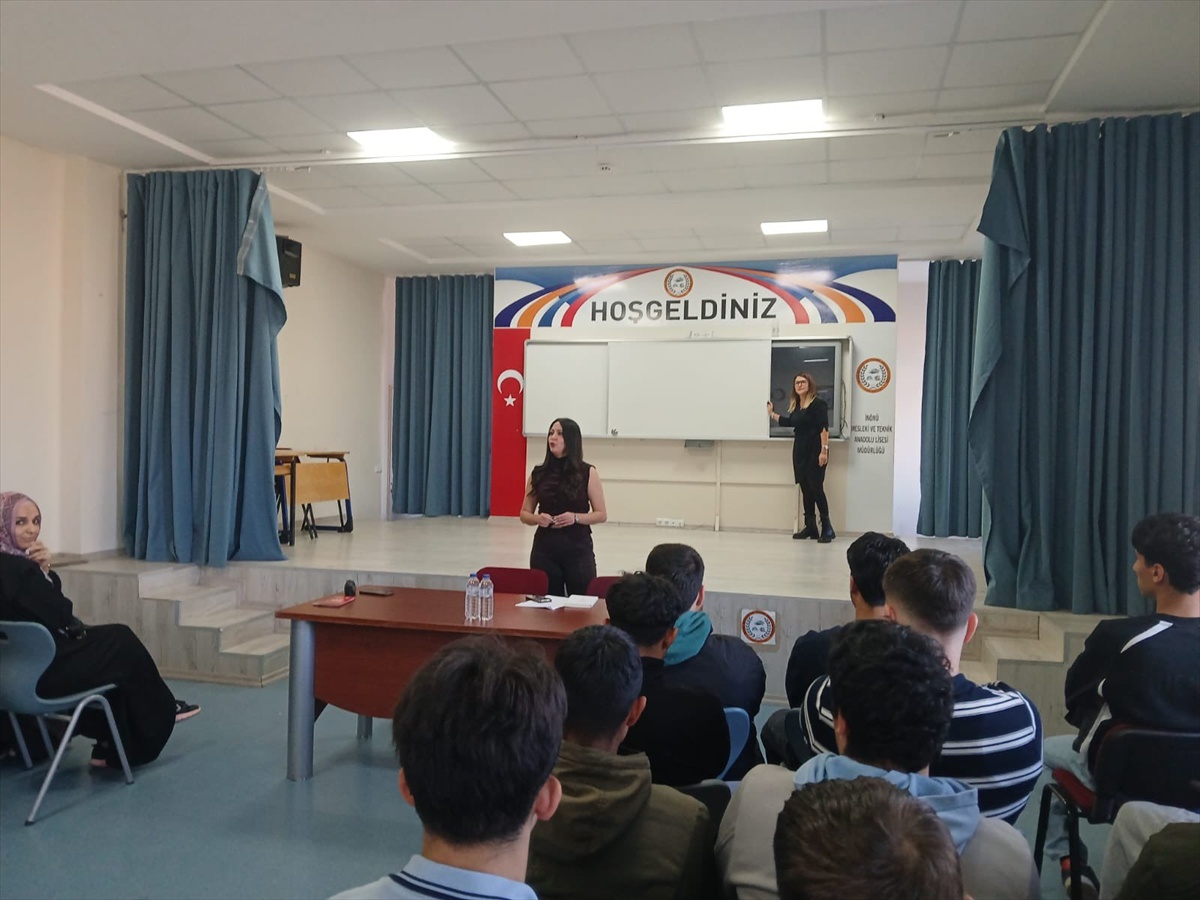 İnönü\'de velilere okul-aile işbirliği, öğrencilere dijital bağımlılık eğitimi verildi