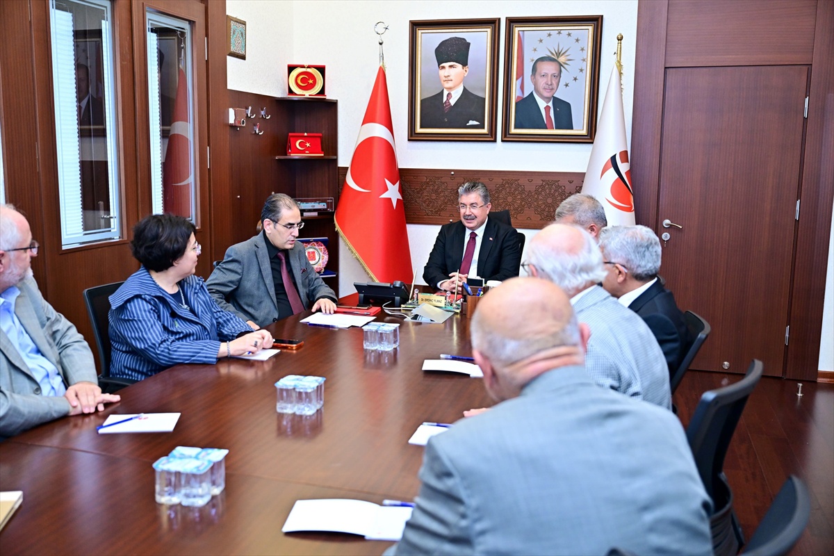 Yunus Emre Vakfı\'nın faaliyetlerini Eskişehir Valisi Yılmaz kurul üyelerinden dinledi