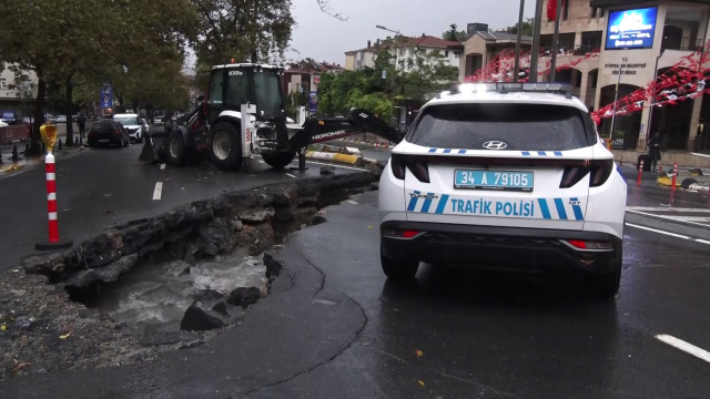 <a class='keyword-sd' href='/eyupsultan-belediyesi/' title='Eyüpsultan Belediyesi'>Eyüpsultan Belediyesi</a> önündeki yol sağanak yağış sonrası ikiye ayrıldı