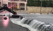 Eyüpsultan Belediyesi önündeki yol sağanak yağış sonrası ikiye ayrıldı