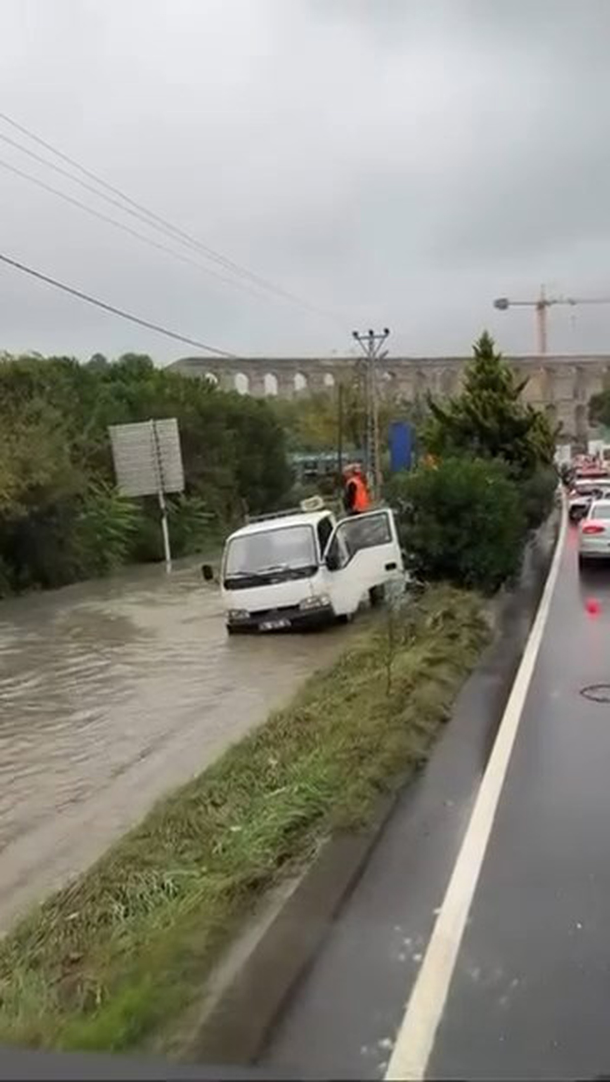 İstanbul Eyüpsultan\'da kamyonet taşan rögara düştü, şoför yardım istedi