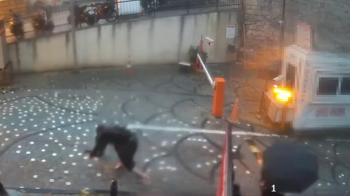 Balat\'ta su birikintisine basan 14 yaşındaki çocuk elektrik akımına kapılarak öldü
