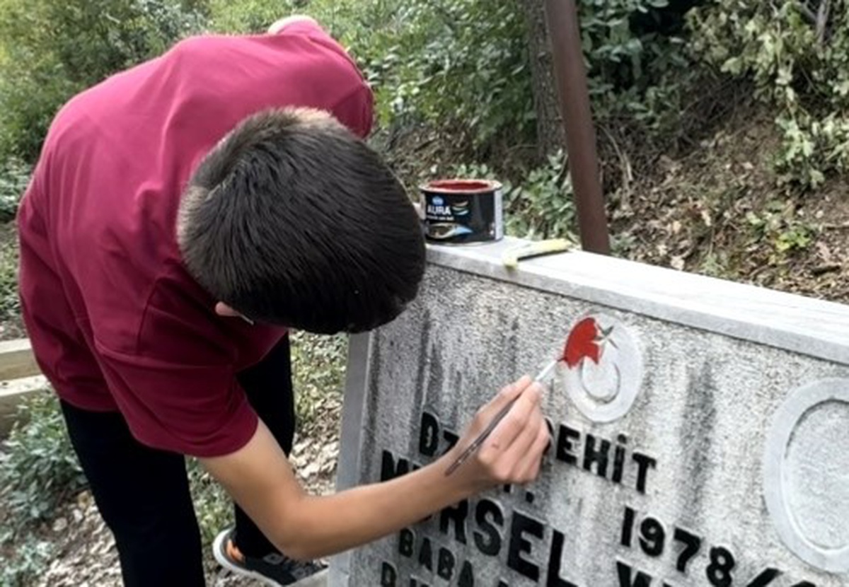 Feke\'de öğrenciler şehit mezarlarını yeniledi