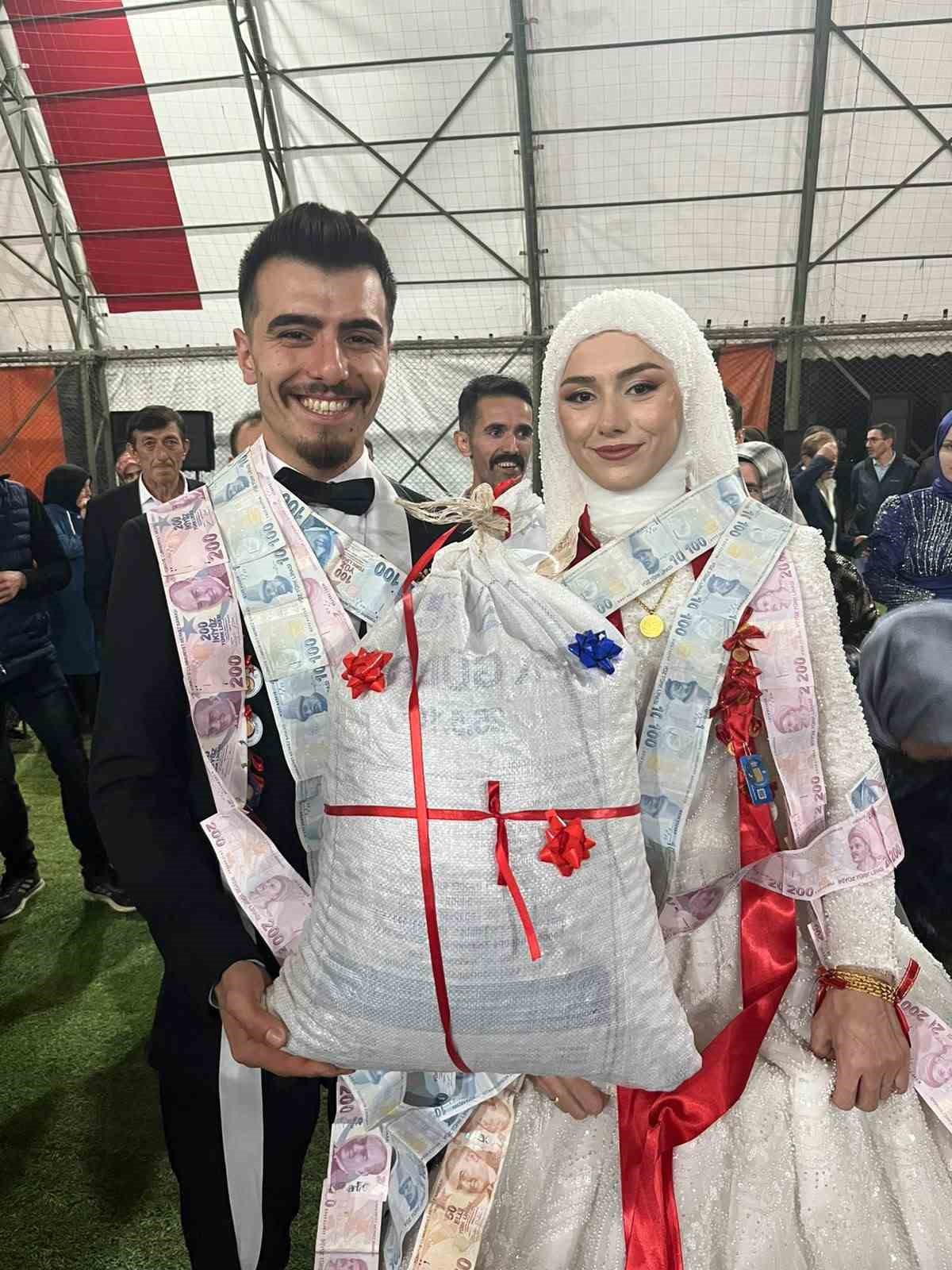 Espiye\'deki düğünde takı olarak 25 kiloluk fındık çuvalı verildi