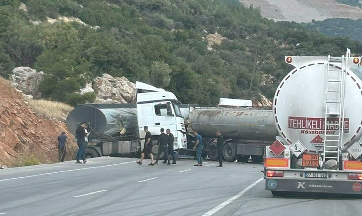 Gaziantep Nurdağı\'nda tanker kazasında sürücüler yaralandı, tonlarca yakıt döküldü