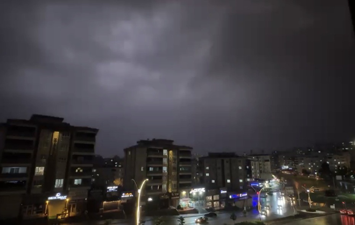 Gaziantep\'te art arda çakan şimşekler geceyi gündüze çevirdi, yağış trafiği aksattı
