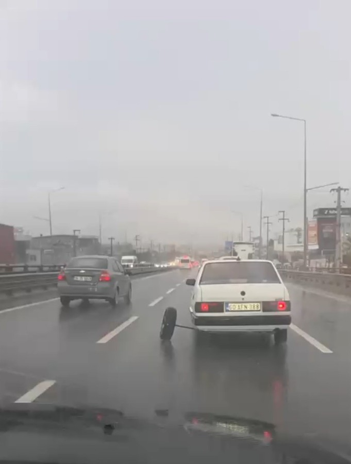 Gebze\'de D-100\'de otomobilin aks demiri kırılınca arka tekerlek yerinden ayrıldı
