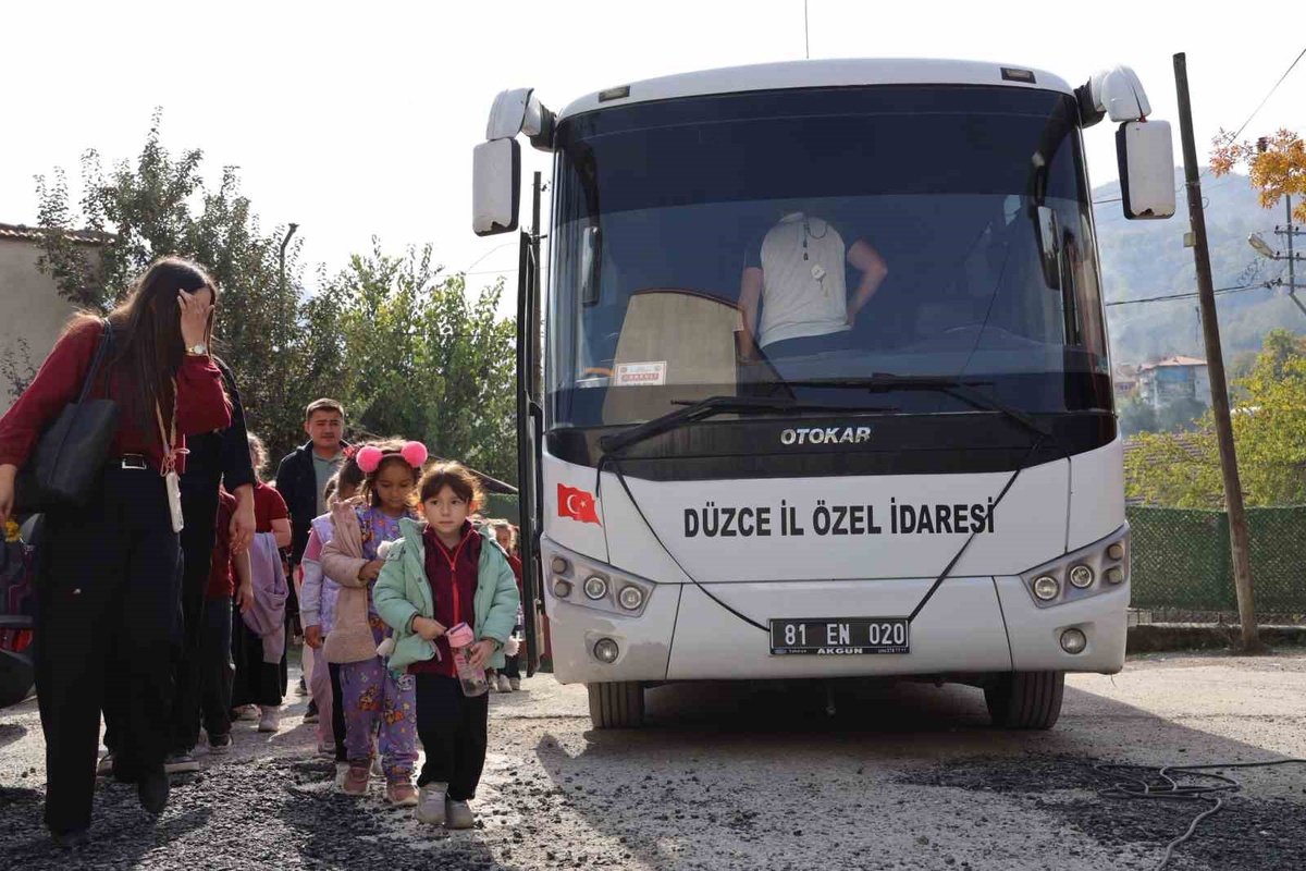 Gezen Sinema Tırı Düzce Yığılca Doğanlar Köyü\'ndeki öğrencilere sinema keyfi yaşattı
