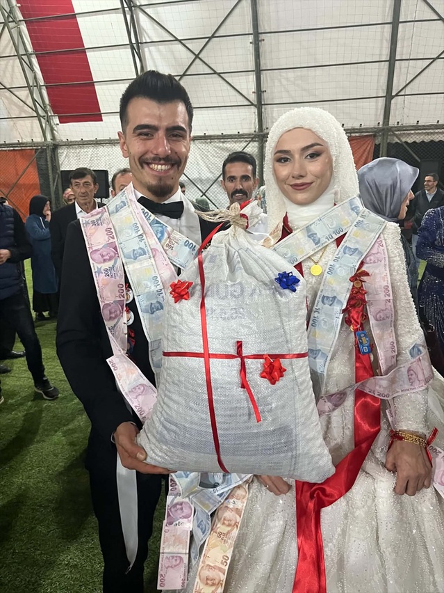 Giresun Espiye'de damadın arkadaşı çifte takı yerine 25 kilogram fındık verdi